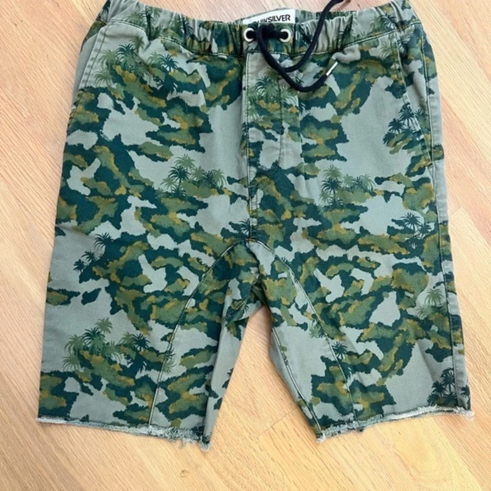 Quicksilver Boys Canvas Camo Drawstring Shorts Size Large Slim Fit Summer Surfer